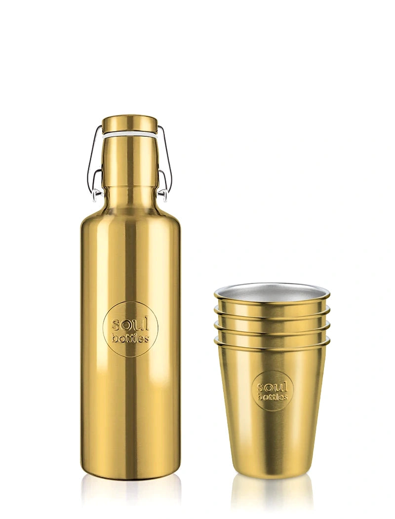 Set bestehend aus goldener Trinkflasche aus Edelstahl mit passendem Trinkbecher-Set aus gold