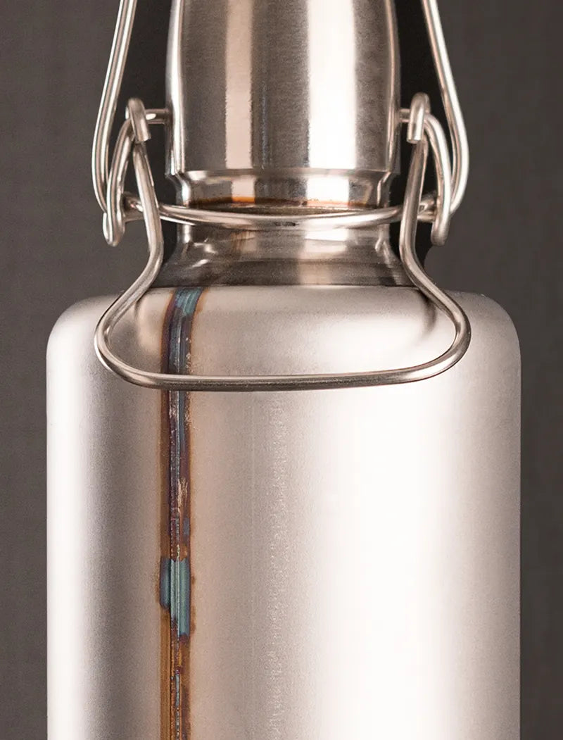 Trinkflasche aus Edelstahl im used look unfinished als Close-up