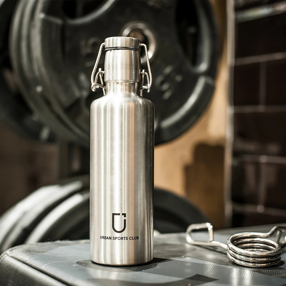 Trinkflasche aus Edelstahl im Gym mit Urban Sports Club Logo
