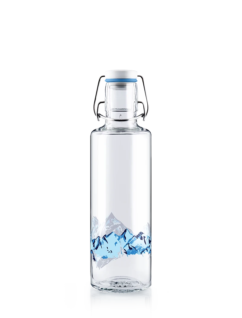 Trinkflasche aus Glas mit Bergpanorama Alpen