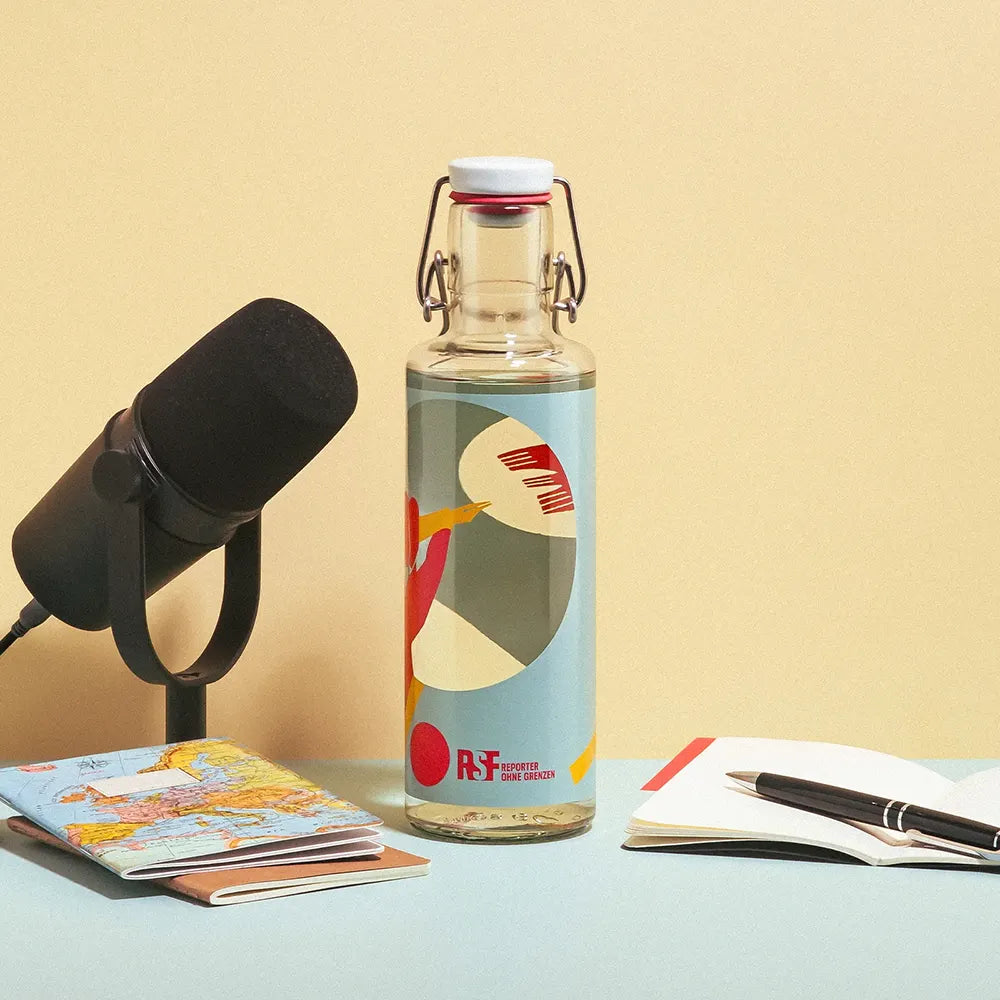 individuelle Trinkflasche aus Glas mit keramischen Siebdruck • Reporter ohne Grenzen