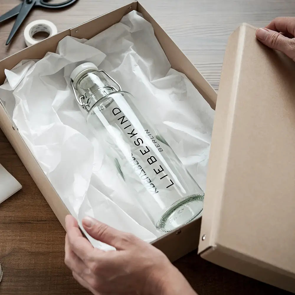 individuelle Trinkflasche aus Glas mit keramischen Siebdruck • Liebeskind