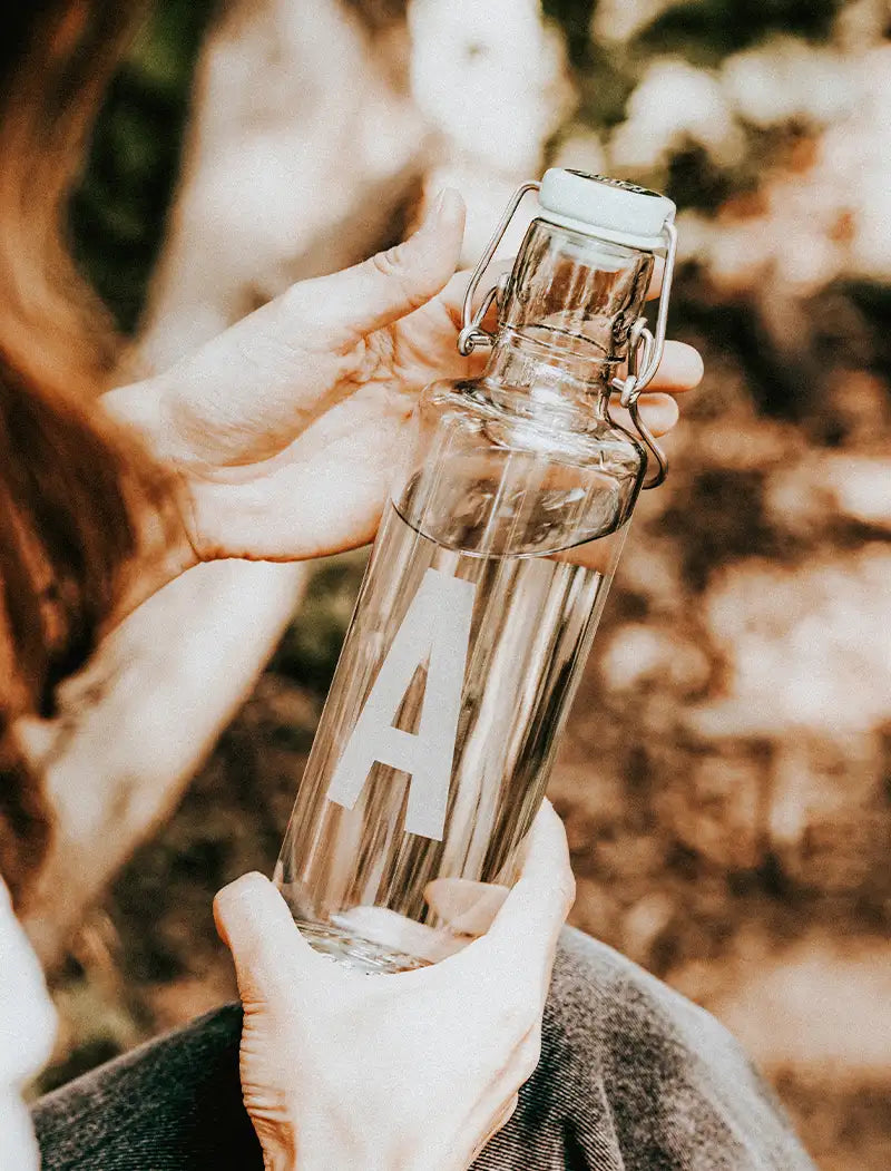 Trinkflasche aus Glas mit Gravur Buchstabe