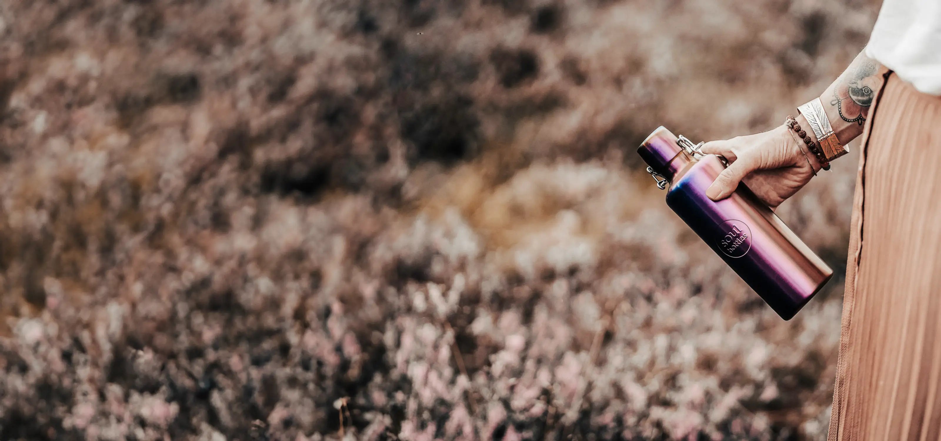 Frau mit Trinkflasche aus Edelstahl in der Natur