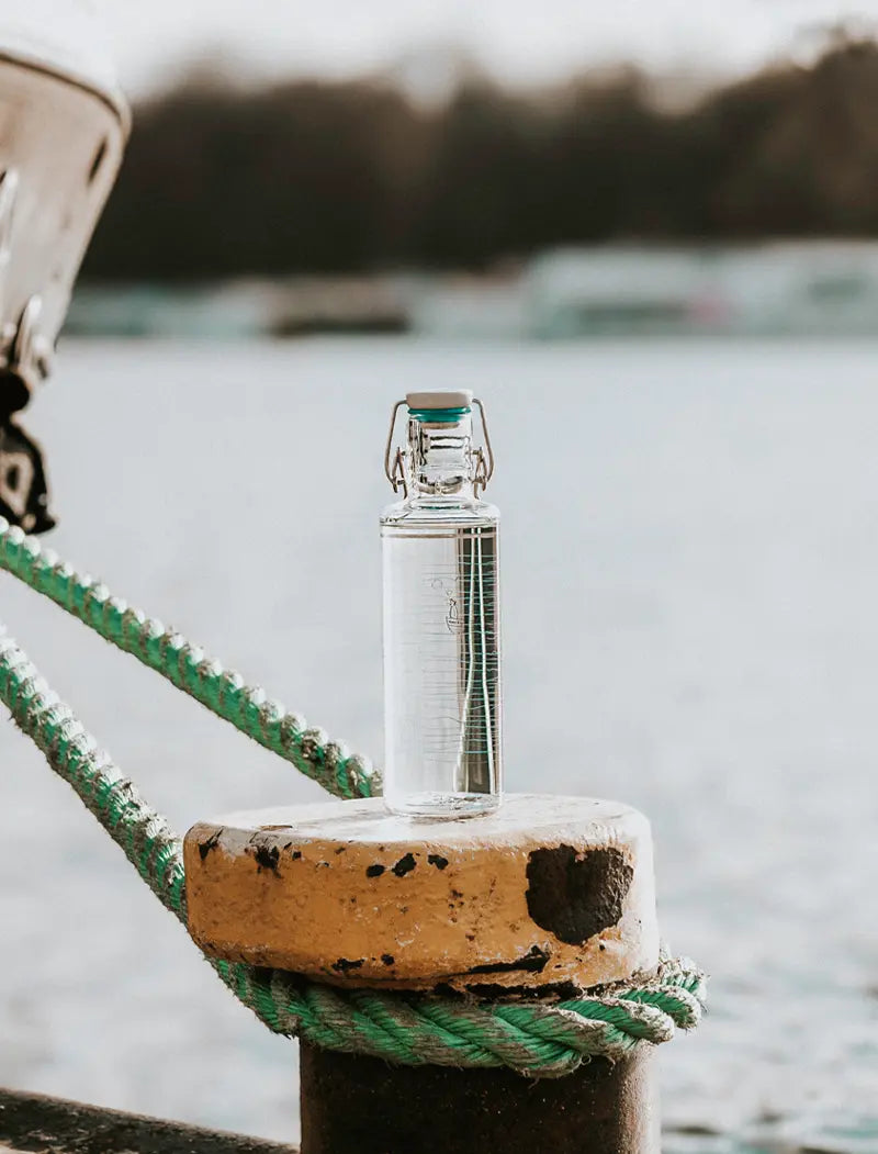 Trinkflasche / Wasserflasche aus Glas am Hafen