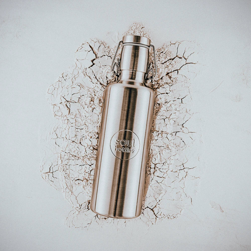 Trinkflasche aus Edelstahl von soulbottles auf ausgetrockneten Boden