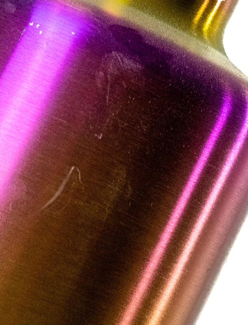 Trinkflasche aus Edelstahl im Regenbogen-Look als Nahaufnahme