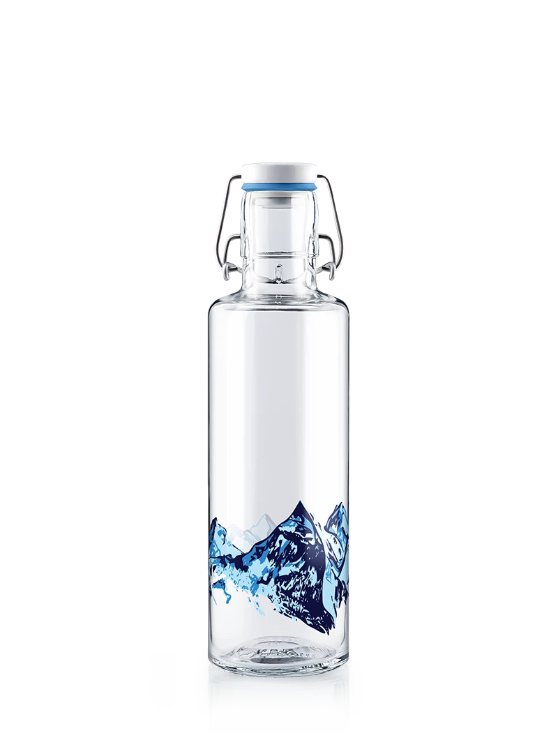 Trinkflasche aus Glas mit Bergpanorama Alpen