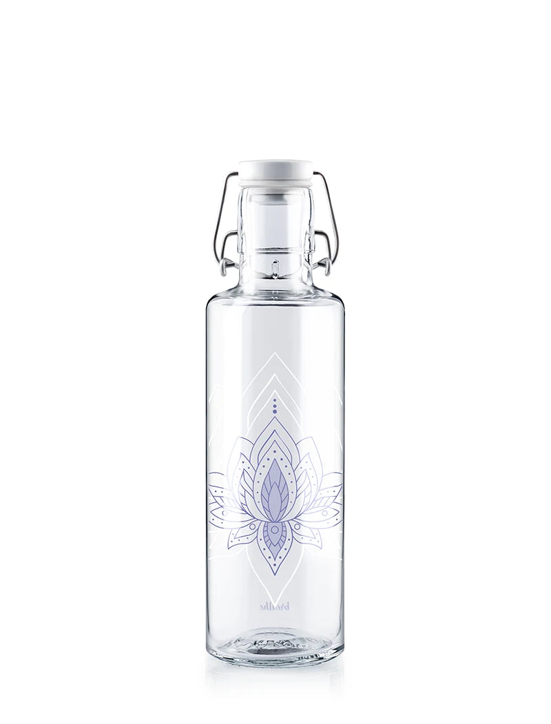 Trinkflasche Wasserflasche freigestellt auf weißem Hintergrund mit Lotusblüte just breathe