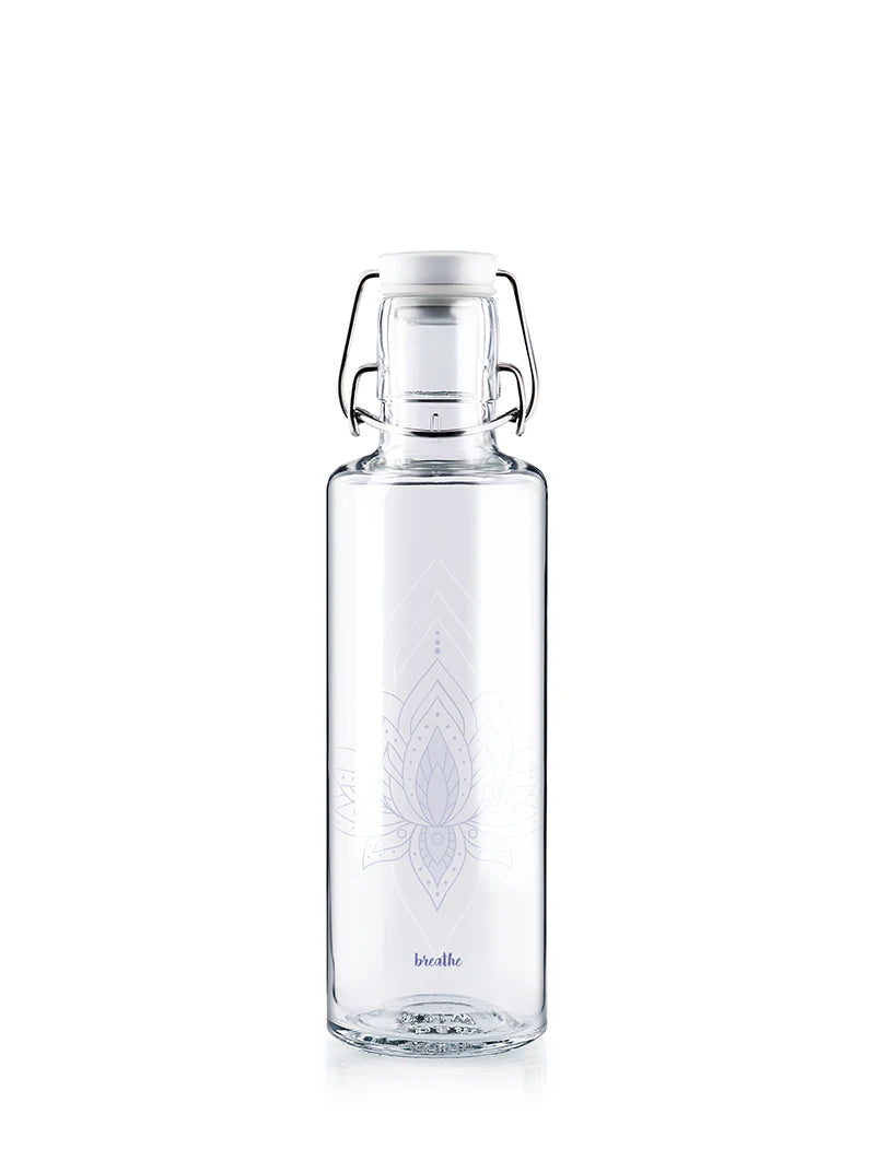 Trinkflasche freigestellt auf weißem Hintergrund mit Blüte just breathe