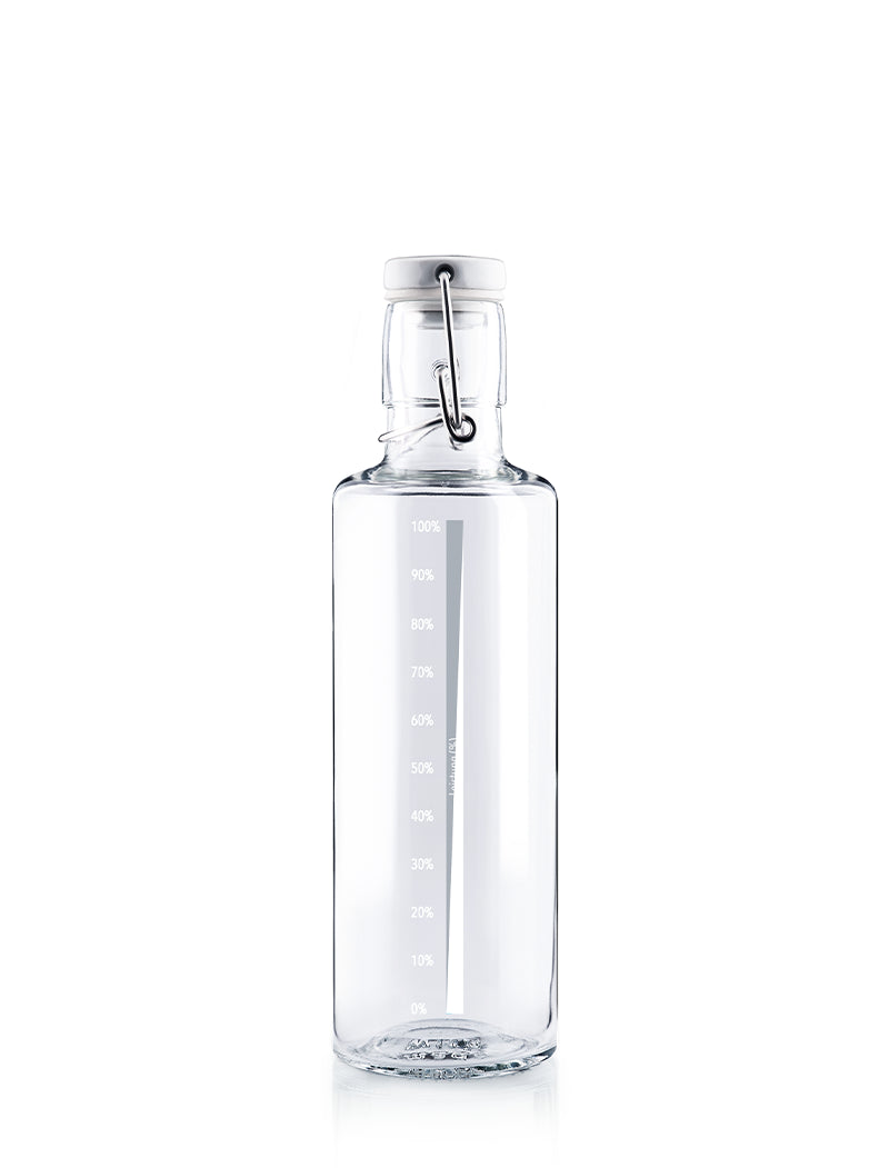 Freisteller Trinkflasche aus Glas mit Leistungswasser-Motiv