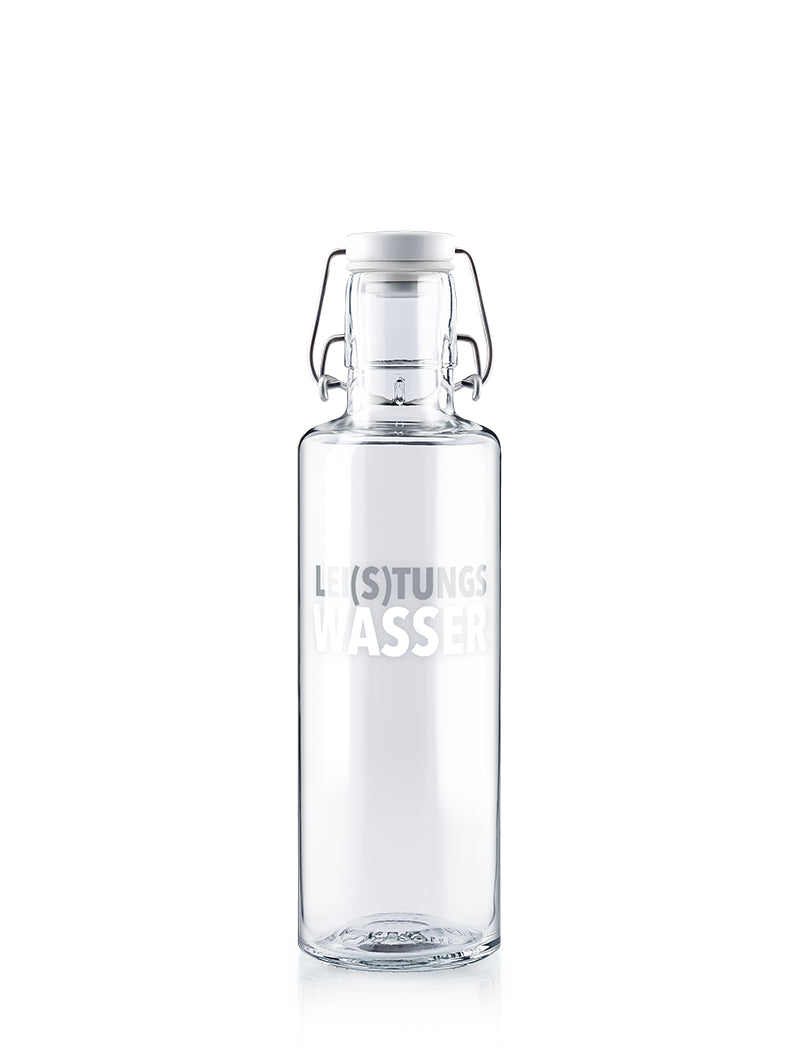 Freisteller Trinkflasche aus Glas mit Leistungswasser-Motiv